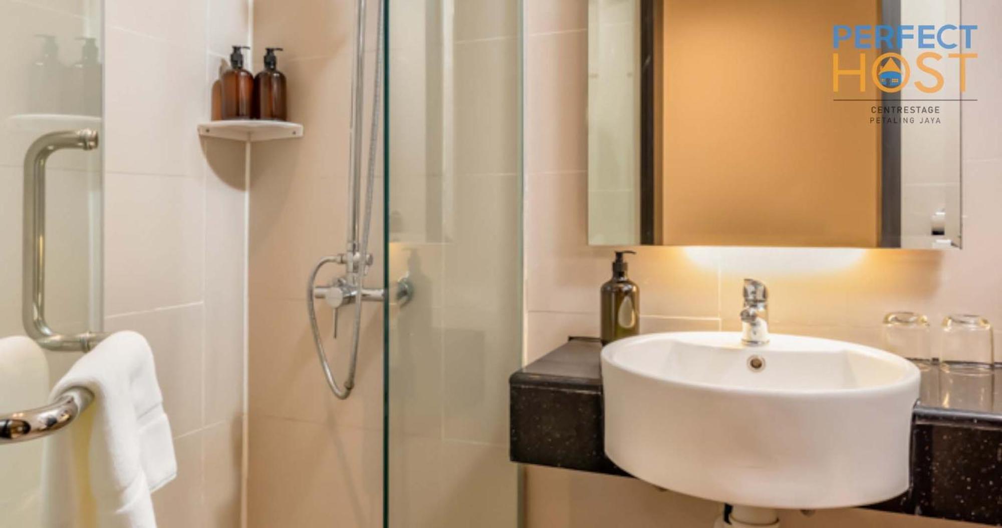 Centrestage Petaling Jaya By Perfect Host Hotel Exterior foto Bathroom
