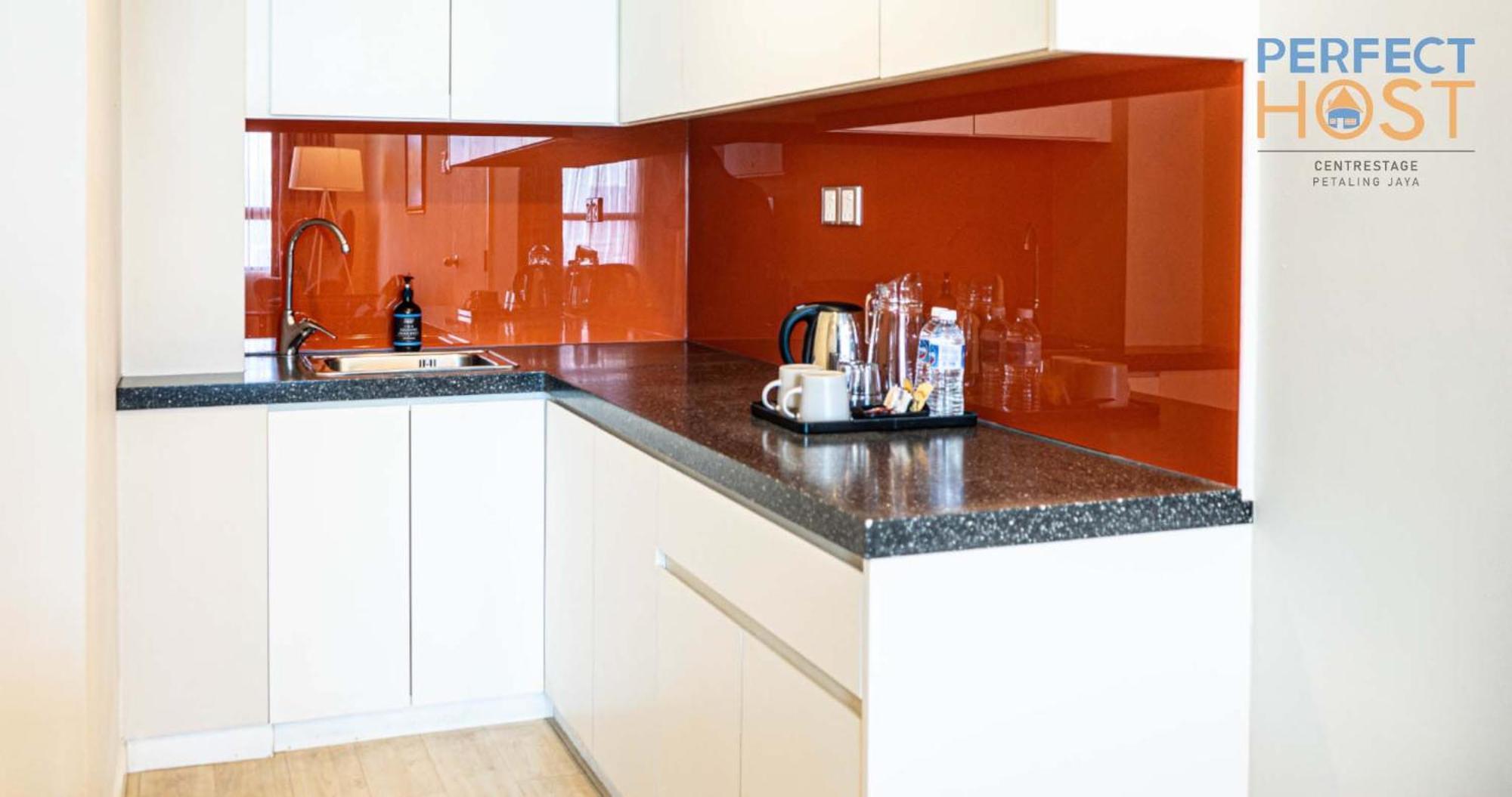 Centrestage Petaling Jaya By Perfect Host Hotel Exterior foto A kitchen with a granite countertop