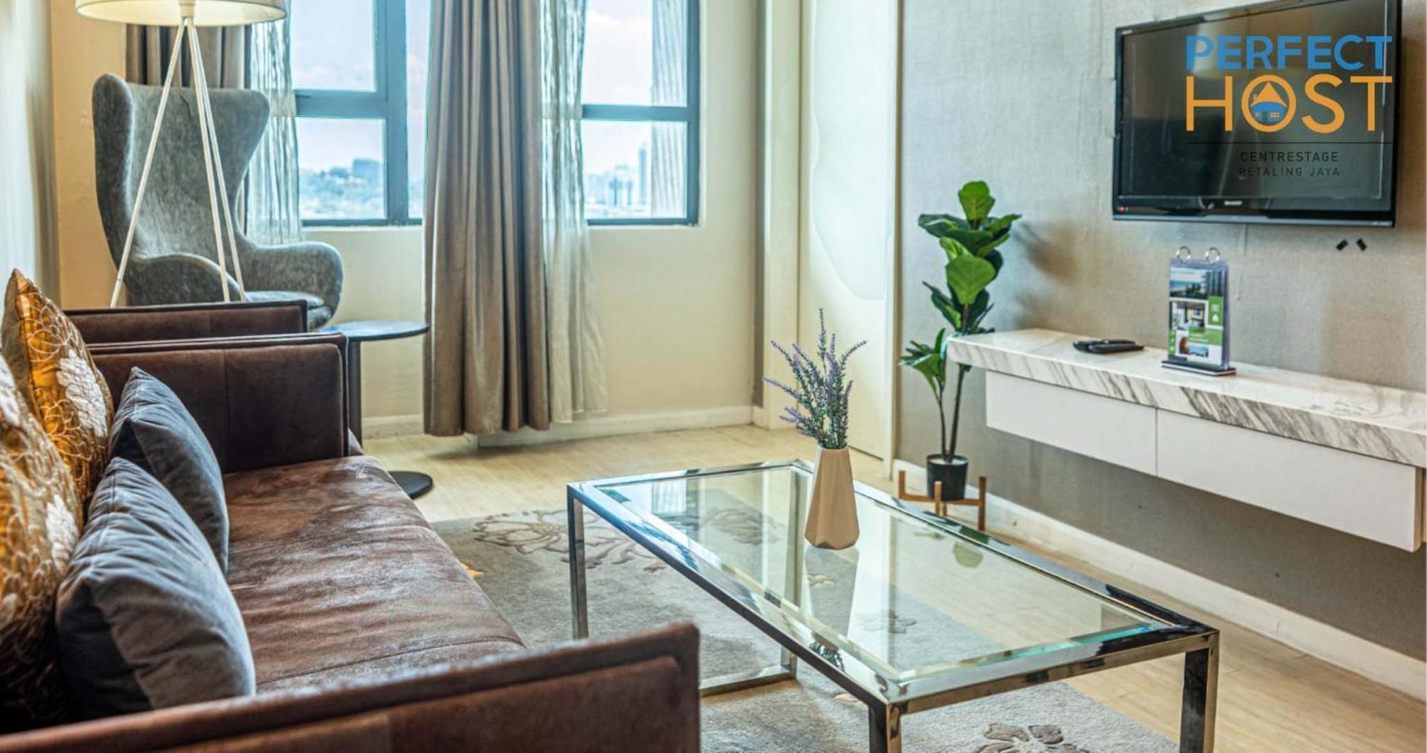 Centrestage Petaling Jaya By Perfect Host Hotel Exterior foto A living room at the hotel