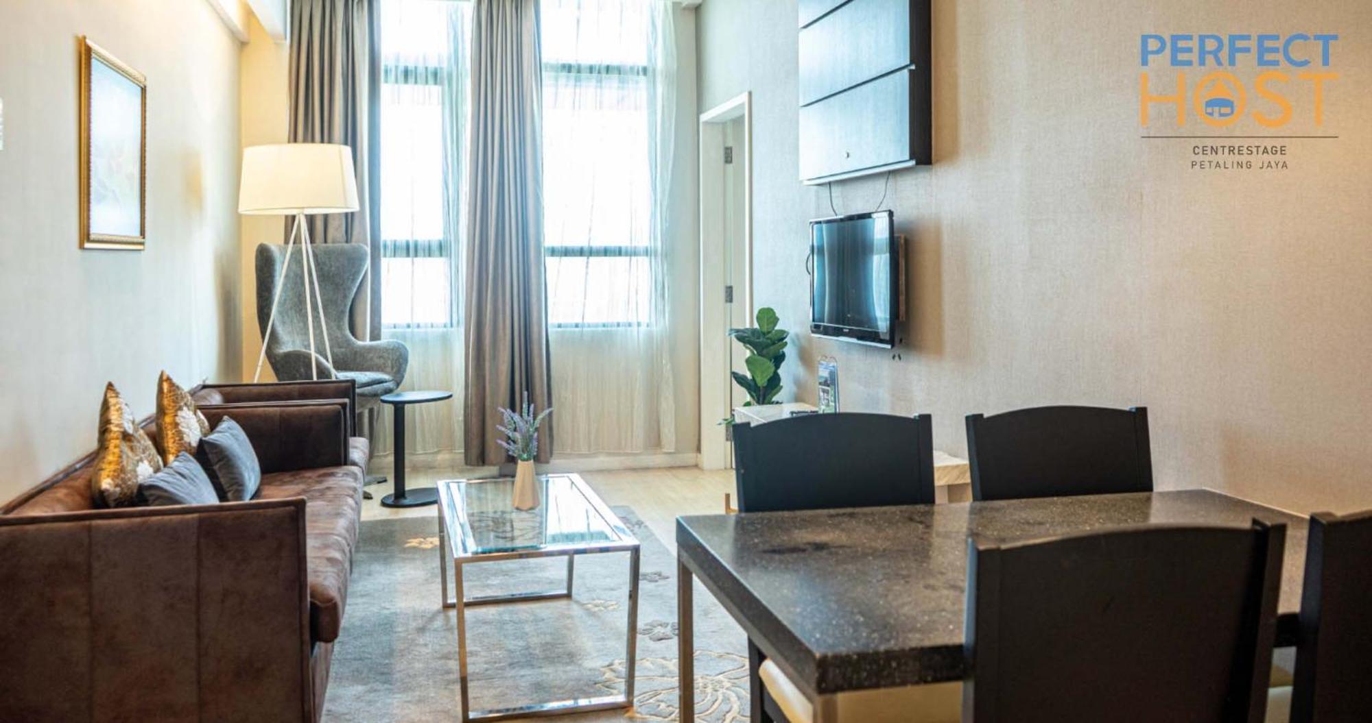 Centrestage Petaling Jaya By Perfect Host Hotel Exterior foto A living room in a serviced apartment in Warsaw, Poland